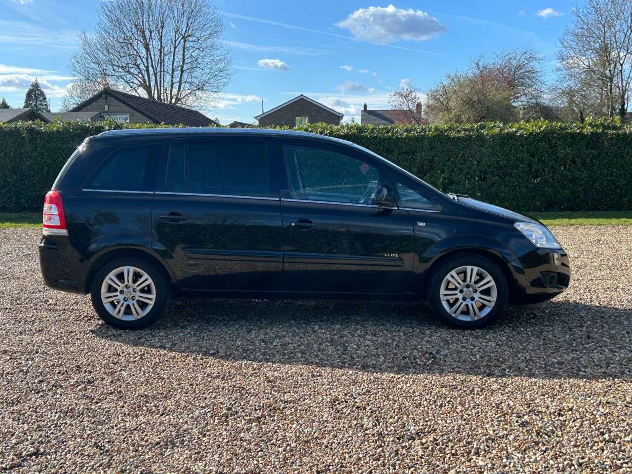 A 2011 VAUXHALL ZAFIRA 1.7 CDTi ecoFLEX Elite MPV 5dr Diesel Manual Euro 5 (110 ps) A 2011 VAUXHALL ZAFIRA 1.7 CDTi ecoFLEX Elite MPV 5dr Diesel Manual Euro 5 (110 ps)