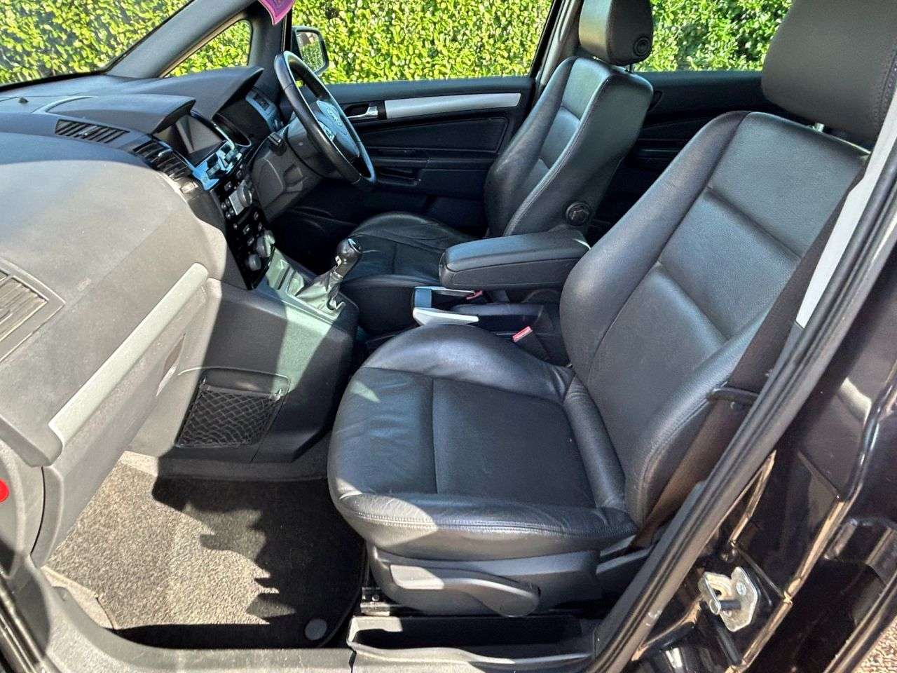 A 2011 VAUXHALL ZAFIRA 1.7 CDTi ecoFLEX Elite MPV 5dr Diesel Manual Euro 5 (110 ps) A 2011 VAUXHALL ZAFIRA 1.7 CDTi ecoFLEX Elite MPV 5dr Diesel Manual Euro 5 (110 ps)