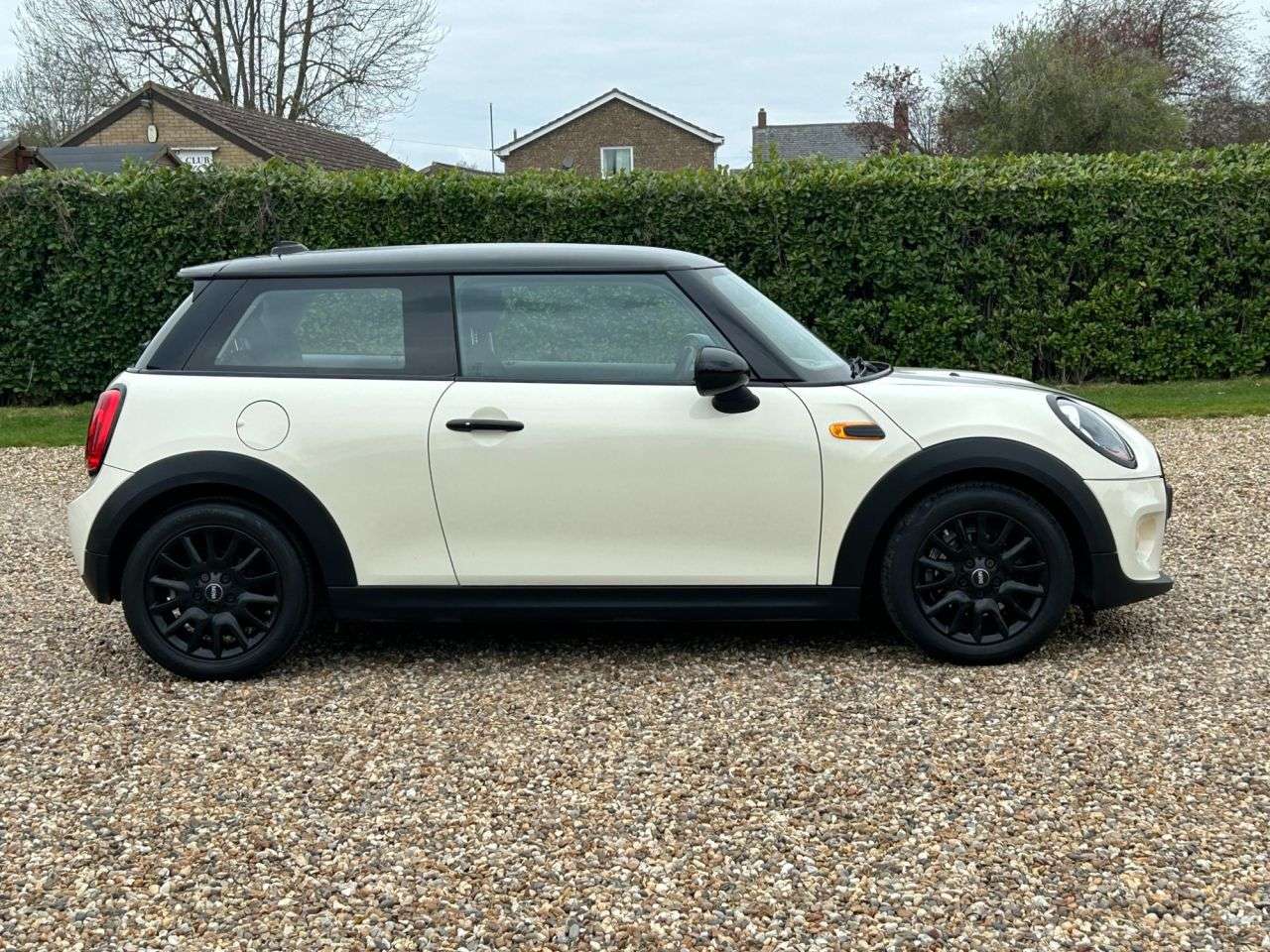 A 2016 MINI HATCH 1.2 One Hatchback 3dr Petrol Manual Euro 6 (s/s) (102 ps) A 2016 MINI HATCH 1.2 One Hatchback 3dr Petrol Manual Euro 6 (s/s) (102 ps)