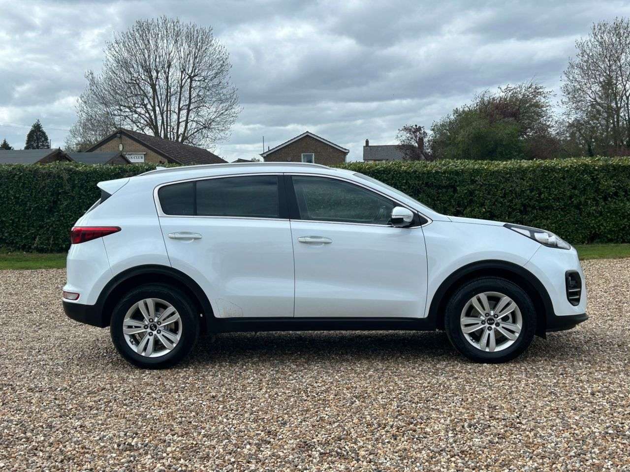 A 2016 KIA SPORTAGE 1.6 GDi 2 SUV 5dr Petrol Manual Euro 6 (s/s) (130 bhp) A 2016 KIA SPORTAGE 1.6 GDi 2 SUV 5dr Petrol Manual Euro 6 (s/s) (130 bhp)