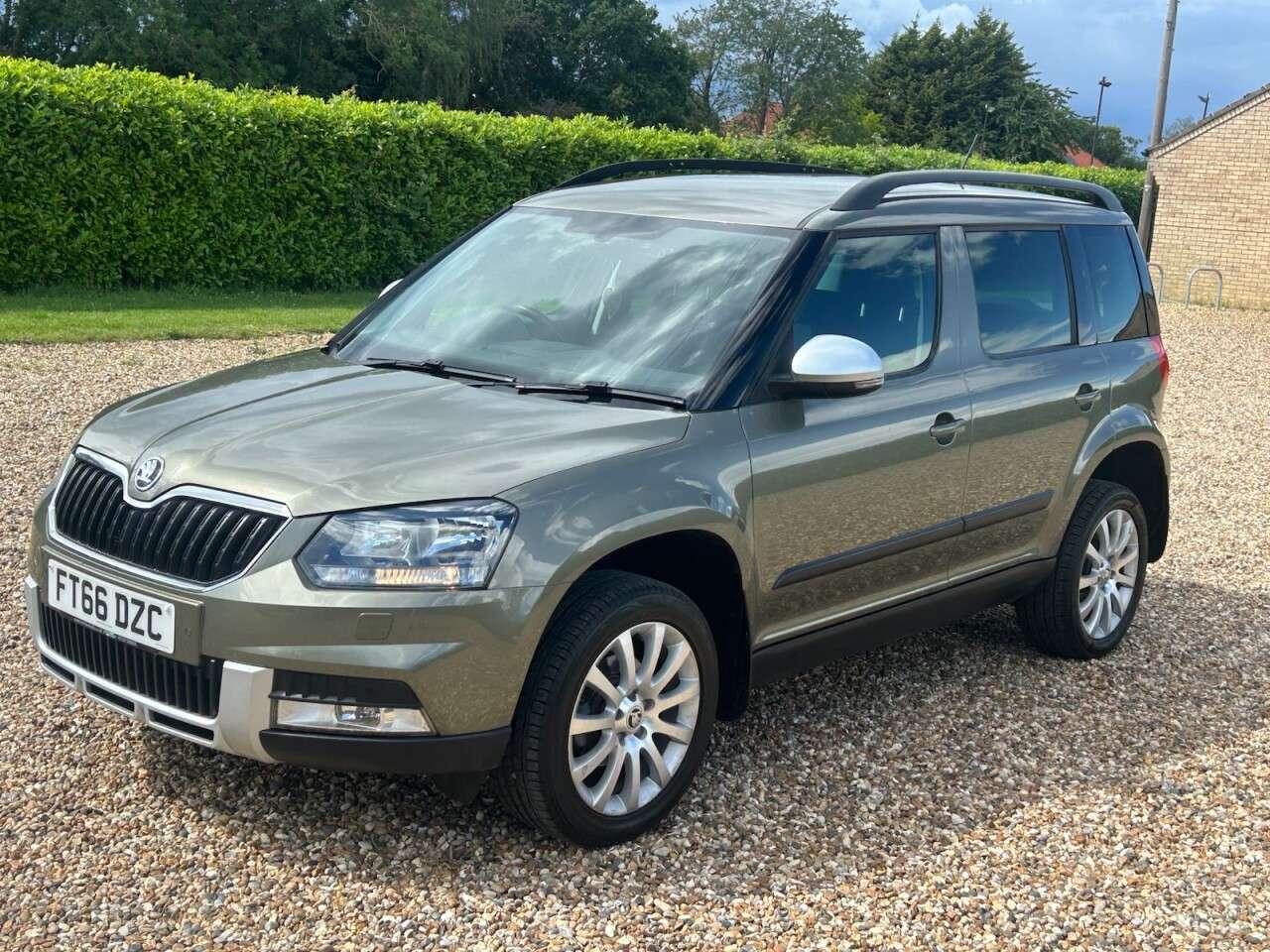 A 2017 SKODA YETI 1.2 TSI SE Outdoor 5dr Petrol Manual Euro 6 (s/s) (110 ps) air conair con m A 2017 SKODA YETI 1.2 TSI SE Outdoor 5dr Petrol Manual Euro 6 (s/s) (110 ps) air conair con m
