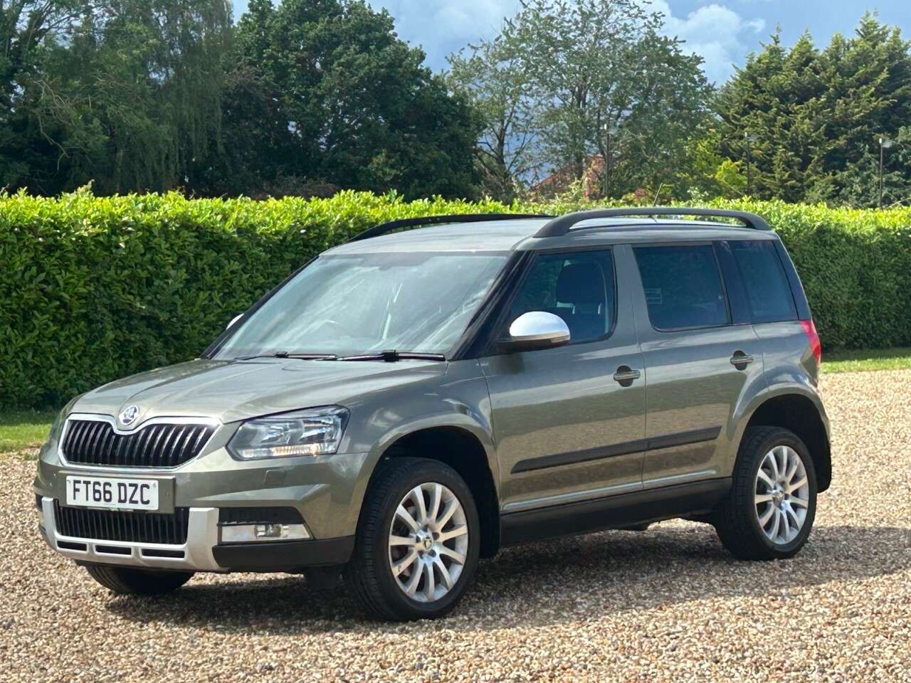 A 2017 SKODA YETI 1.2 TSI SE Outdoor 5dr Petrol Manual Euro 6 (s/s) (110 ps) air conair con m A 2017 SKODA YETI 1.2 TSI SE Outdoor 5dr Petrol Manual Euro 6 (s/s) (110 ps) air conair con m