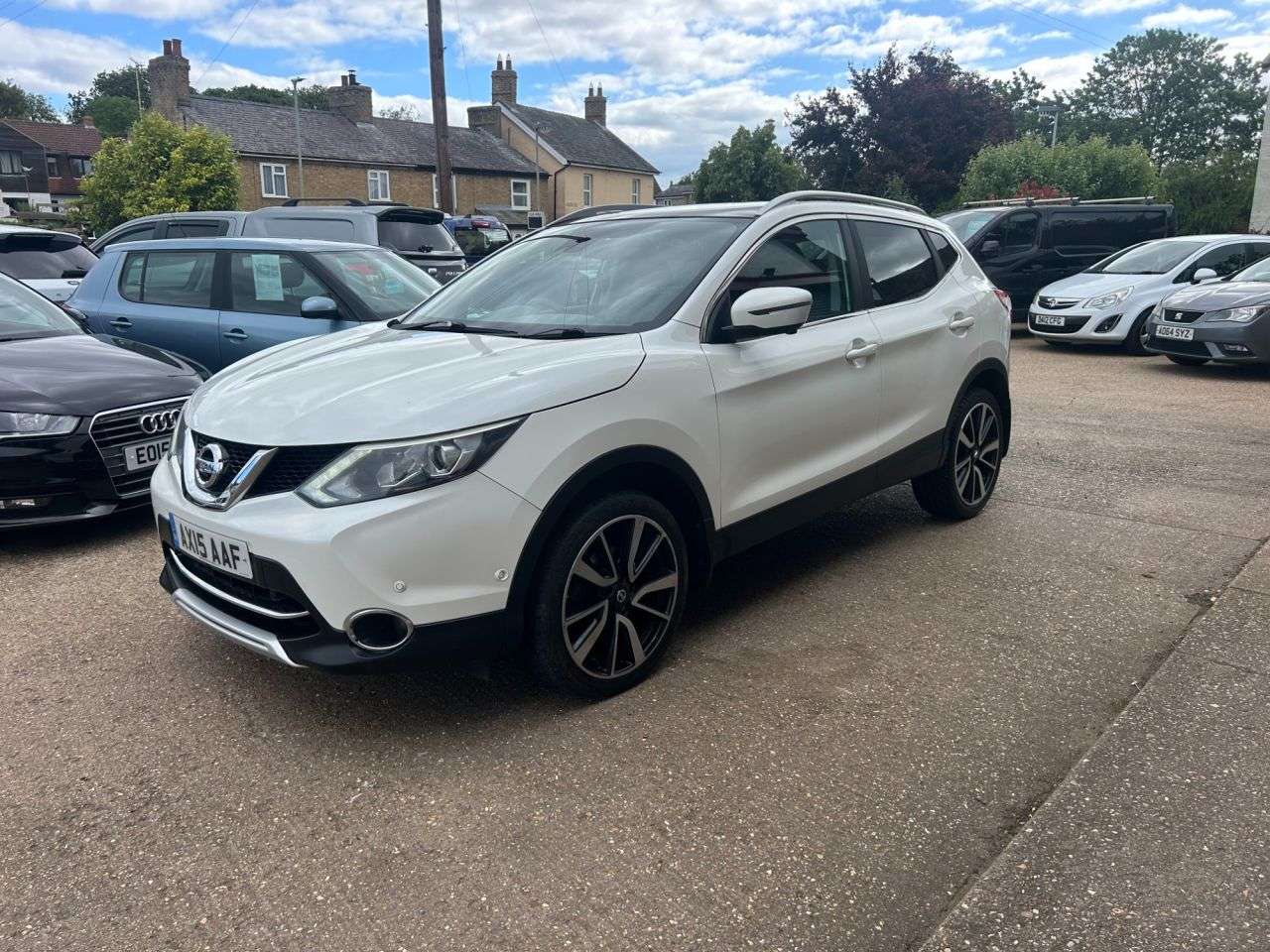 A 2015 NISSAN QASHQAI 1.6 dCi Tekna SUV 5dr Diesel Manual 2WD Euro 5 (s/s) (130 ps) A 2015 NISSAN QASHQAI 1.6 dCi Tekna SUV 5dr Diesel Manual 2WD Euro 5 (s/s) (130 ps)