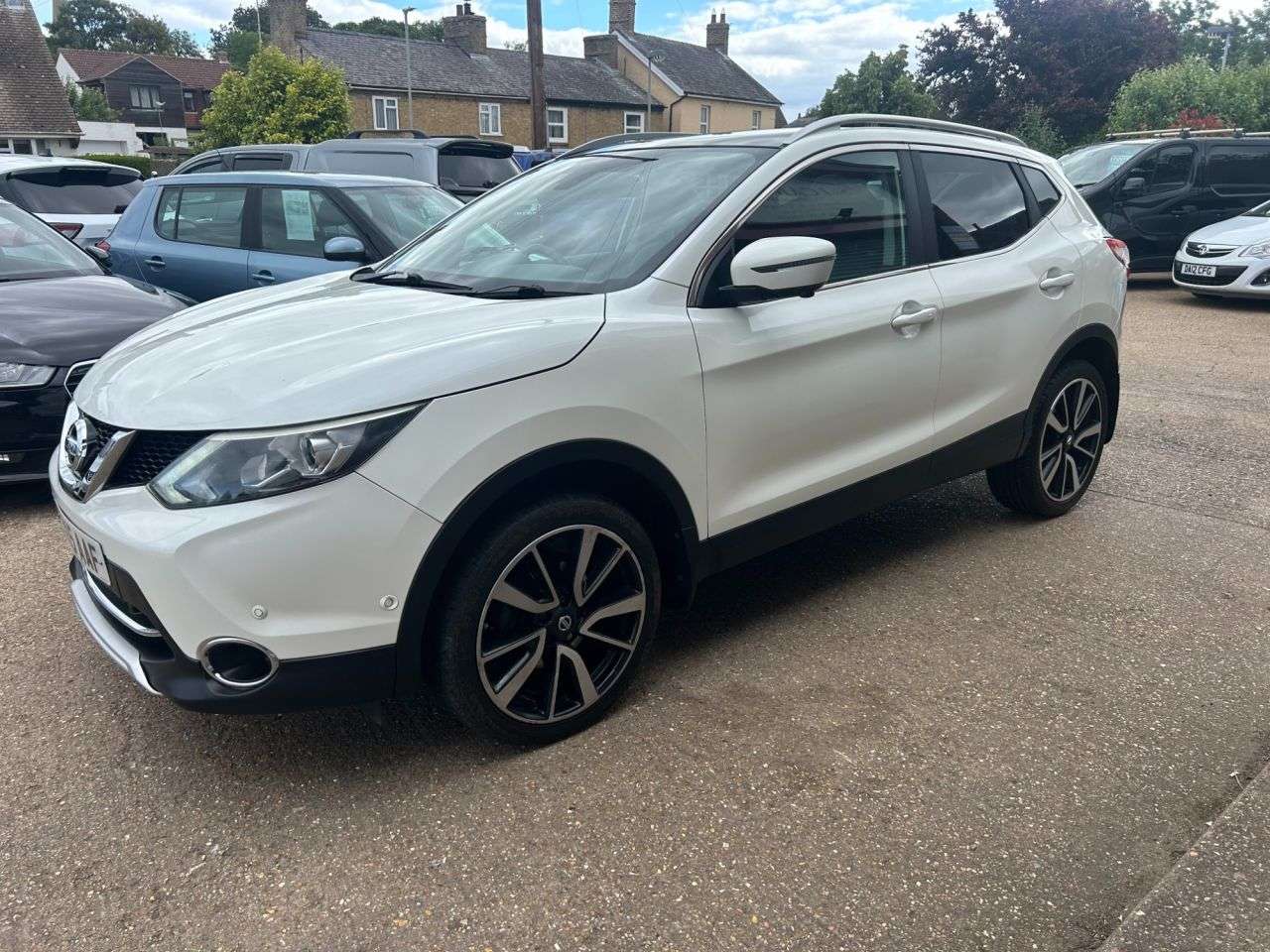 A 2015 NISSAN QASHQAI 1.6 dCi Tekna SUV 5dr Diesel Manual 2WD Euro 5 (s/s) (130 ps) A 2015 NISSAN QASHQAI 1.6 dCi Tekna SUV 5dr Diesel Manual 2WD Euro 5 (s/s) (130 ps)