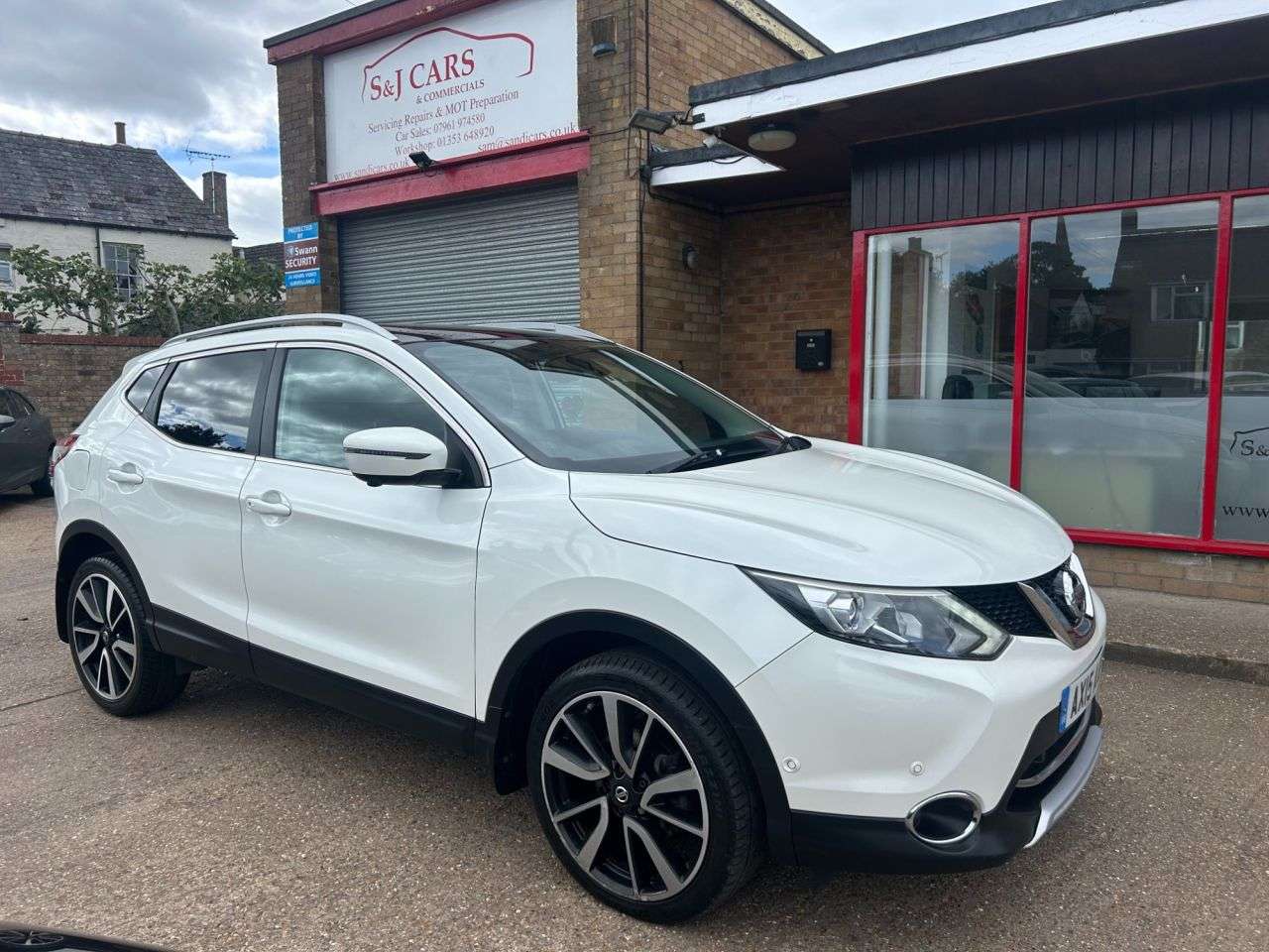 A 2015 NISSAN QASHQAI 1.6 dCi Tekna SUV 5dr Diesel Manual 2WD Euro 5 (s/s) (130 ps) A 2015 NISSAN QASHQAI 1.6 dCi Tekna SUV 5dr Diesel Manual 2WD Euro 5 (s/s) (130 ps)