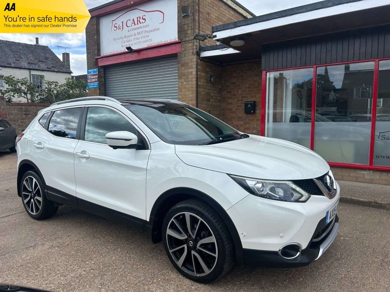 A 2015 NISSAN QASHQAI 1.6 dCi Tekna SUV 5dr Diesel Manual 2WD Euro 5 (s/s) (130 ps) A 2015 NISSAN QASHQAI 1.6 dCi Tekna SUV 5dr Diesel Manual 2WD Euro 5 (s/s) (130 ps)