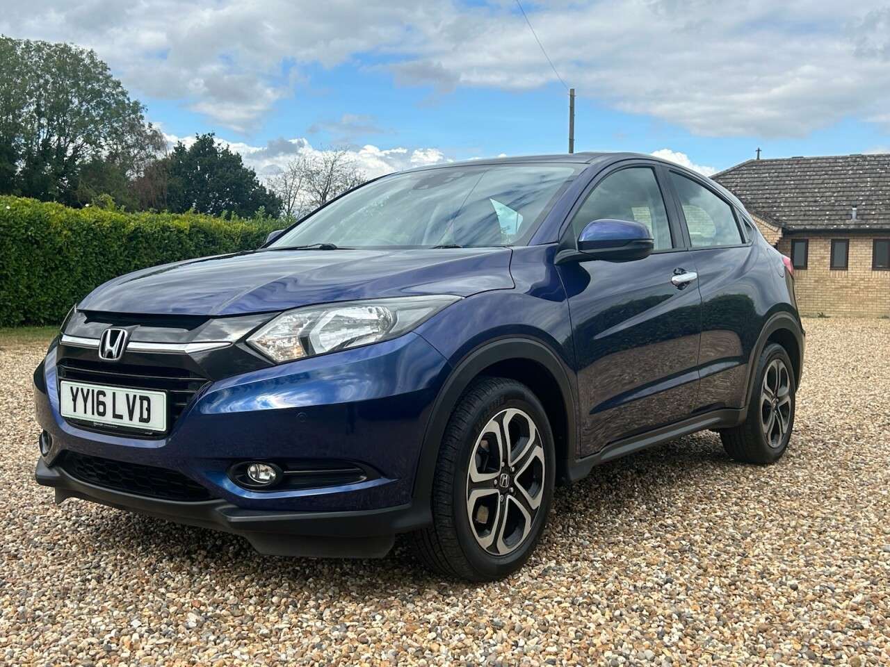 A 2016 HONDA HR-V 1.5 i-VTEC SE SUV 5dr Petrol Manual Euro 6 (s/s) (130 ps) will come with fu A 2016 HONDA HR-V 1.5 i-VTEC SE SUV 5dr Petrol Manual Euro 6 (s/s) (130 ps) will come with fu