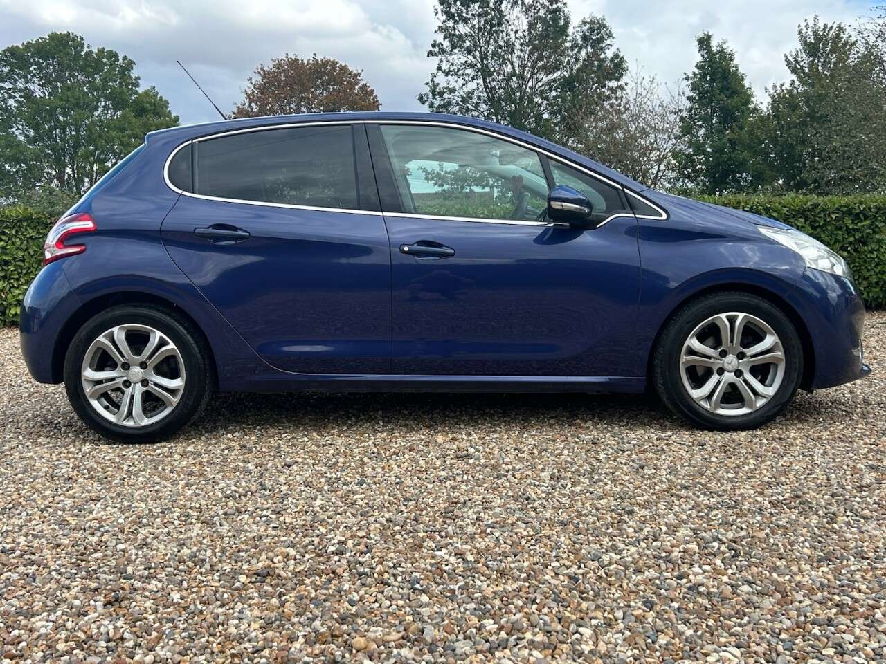 A 2013 PEUGEOT 208 1.4 VTi Allure Hatchback 5dr Petrol Manual Euro 5 (95 ps) service history A 2013 PEUGEOT 208 1.4 VTi Allure Hatchback 5dr Petrol Manual Euro 5 (95 ps) service history