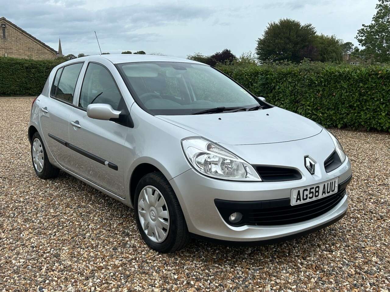 A 2008 RENAULT CLIO 1.6 VVT Expression Hatchback 5dr Petrol Automatic (179 g/km, 111 bhp) 1 OWN A 2008 RENAULT CLIO 1.6 VVT Expression Hatchback 5dr Petrol Automatic (179 g/km, 111 bhp) 1 OWN