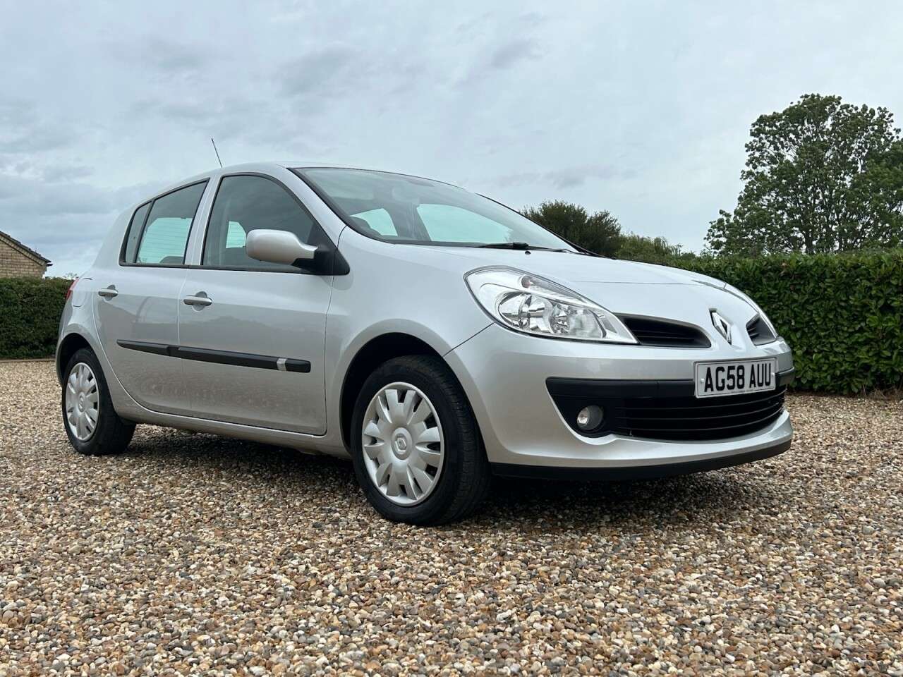 A 2008 RENAULT CLIO 1.6 VVT Expression Hatchback 5dr Petrol Automatic (179 g/km, 111 bhp) 1 OWN A 2008 RENAULT CLIO 1.6 VVT Expression Hatchback 5dr Petrol Automatic (179 g/km, 111 bhp) 1 OWN