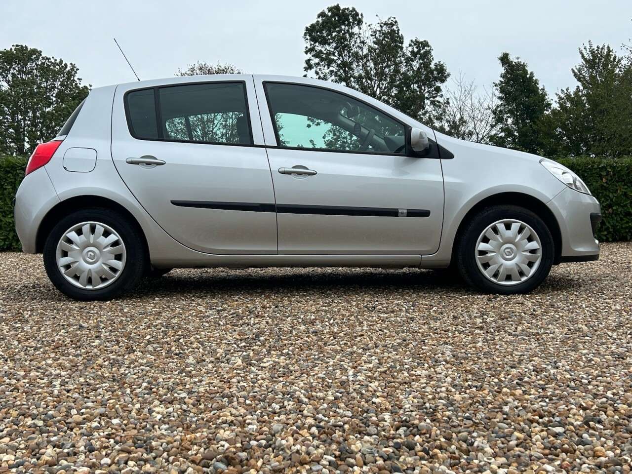 A 2008 RENAULT CLIO 1.6 VVT Expression Hatchback 5dr Petrol Automatic (179 g/km, 111 bhp) 1 OWN A 2008 RENAULT CLIO 1.6 VVT Expression Hatchback 5dr Petrol Automatic (179 g/km, 111 bhp) 1 OWN