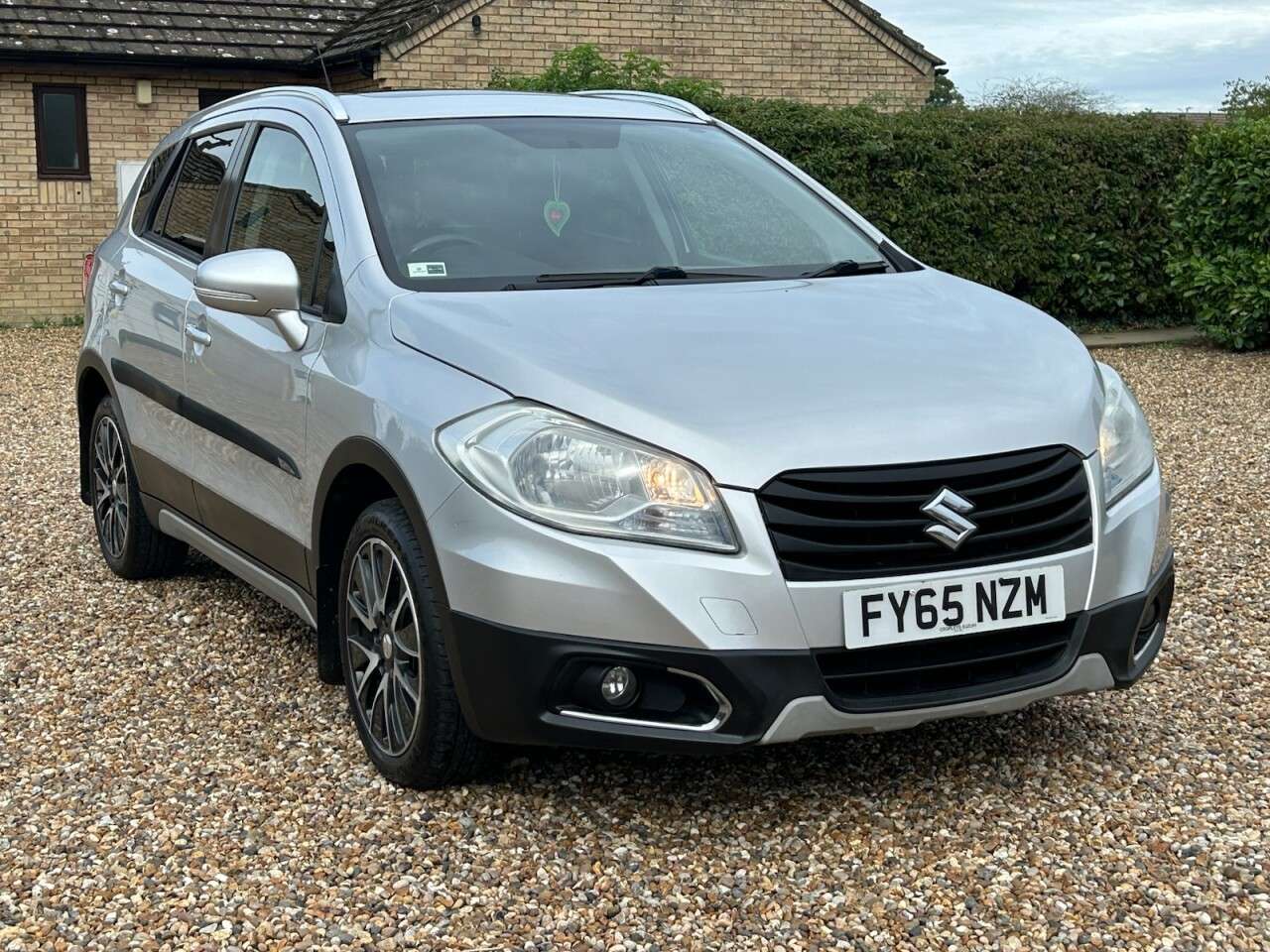 A 2015 SUZUKI SX4 S-CROSS 1.6 SZ-T SUV 5dr Petrol Manual ALLGRIP Euro 6 (120 ps) will come with full A 2015 SUZUKI SX4 S-CROSS 1.6 SZ-T SUV 5dr Petrol Manual ALLGRIP Euro 6 (120 ps) will come with full