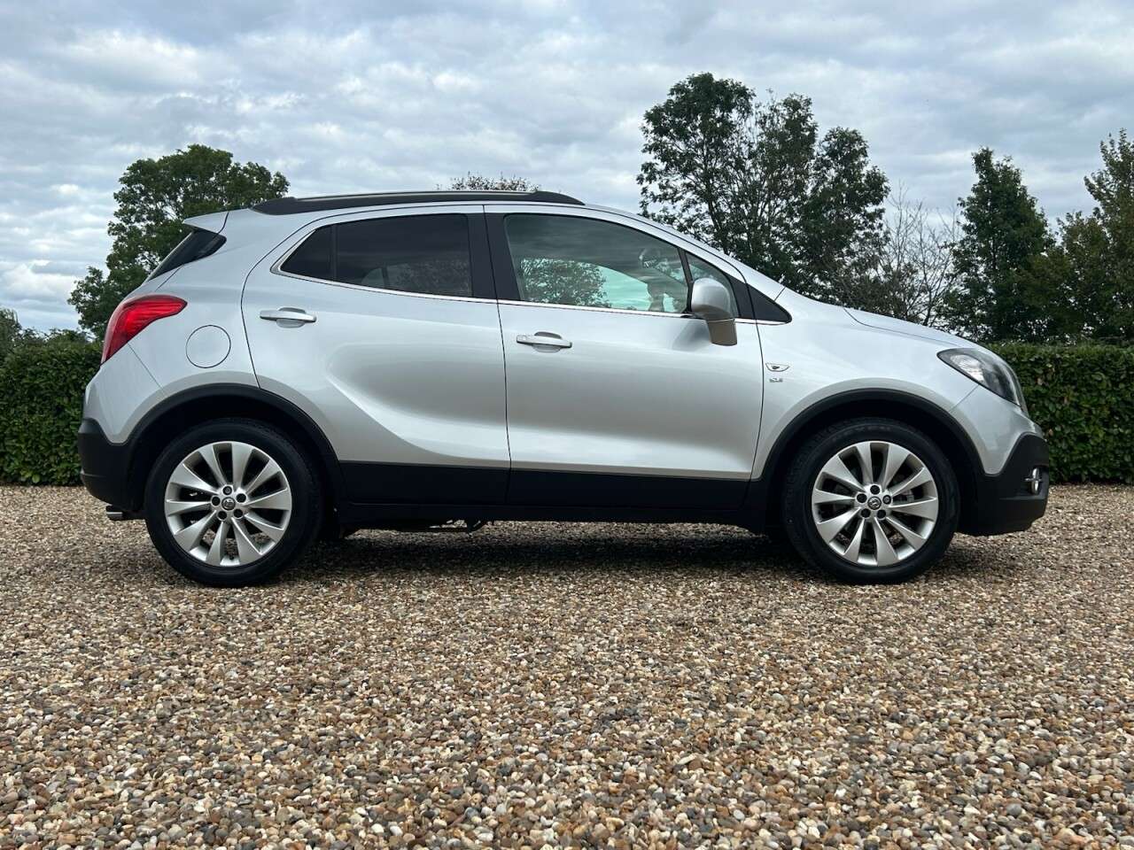 A 2016 VAUXHALL MOKKA 1.6 CDTi SE SUV 5dr Diesel Manual 2WD Euro 6 (s/s) (136 ps) will come with A 2016 VAUXHALL MOKKA 1.6 CDTi SE SUV 5dr Diesel Manual 2WD Euro 6 (s/s) (136 ps) will come with