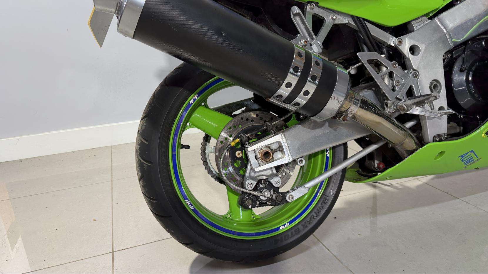 A 1997 KAWASAKI ZXR750 A 1997 KAWASAKI ZXR750