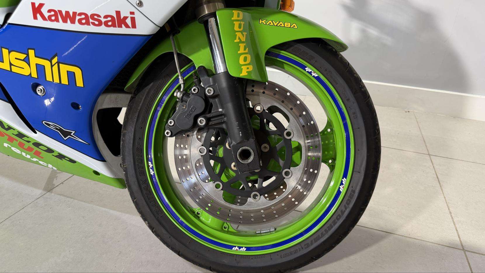 A 1997 KAWASAKI ZXR750 A 1997 KAWASAKI ZXR750