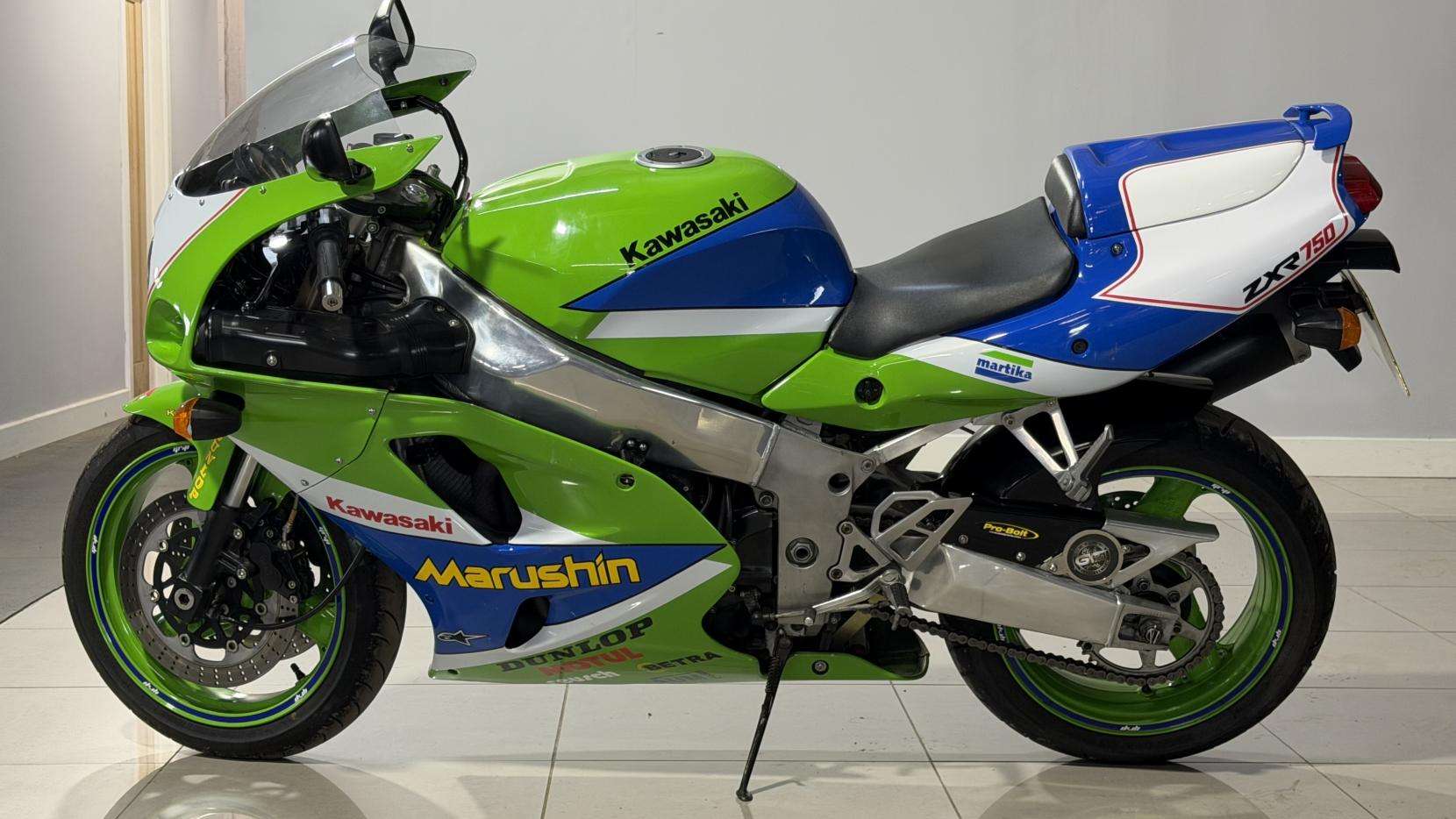 A 1997 KAWASAKI ZXR750 A 1997 KAWASAKI ZXR750