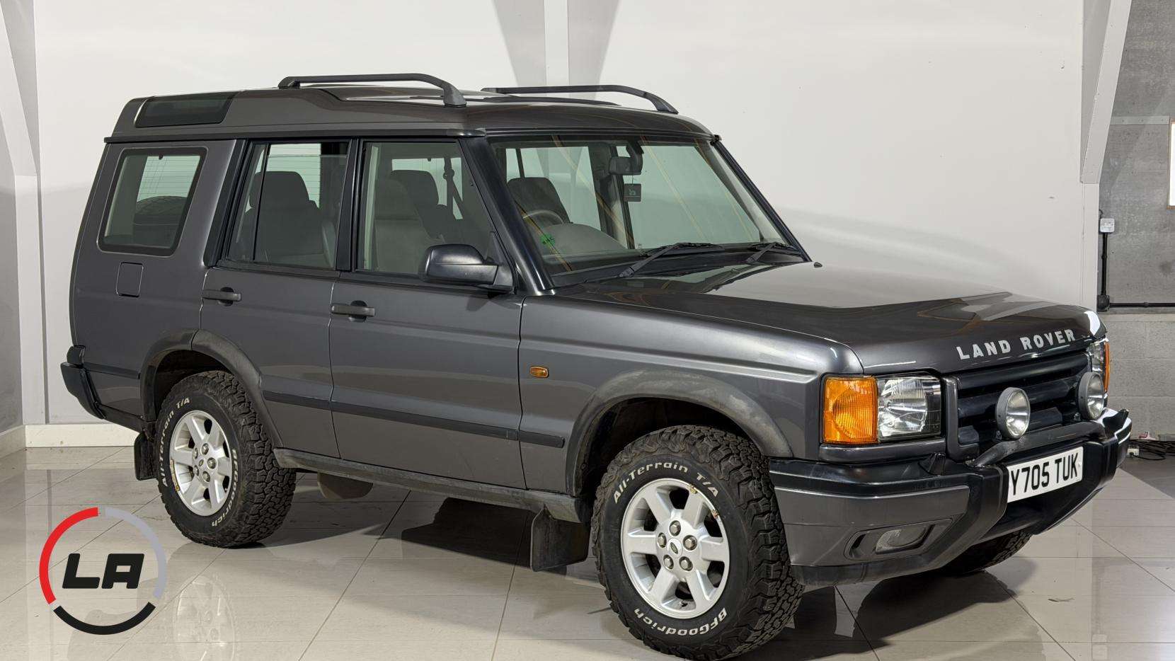 A 2001 LAND ROVER DISCOVERY 4.0i V8 ES Station Wagon 5dr Petrol Manual (5 Seats) (397 g/km, 182 bhp) A 2001 LAND ROVER DISCOVERY 4.0i V8 ES Station Wagon 5dr Petrol Manual (5 Seats) (397 g/km, 182 bhp)