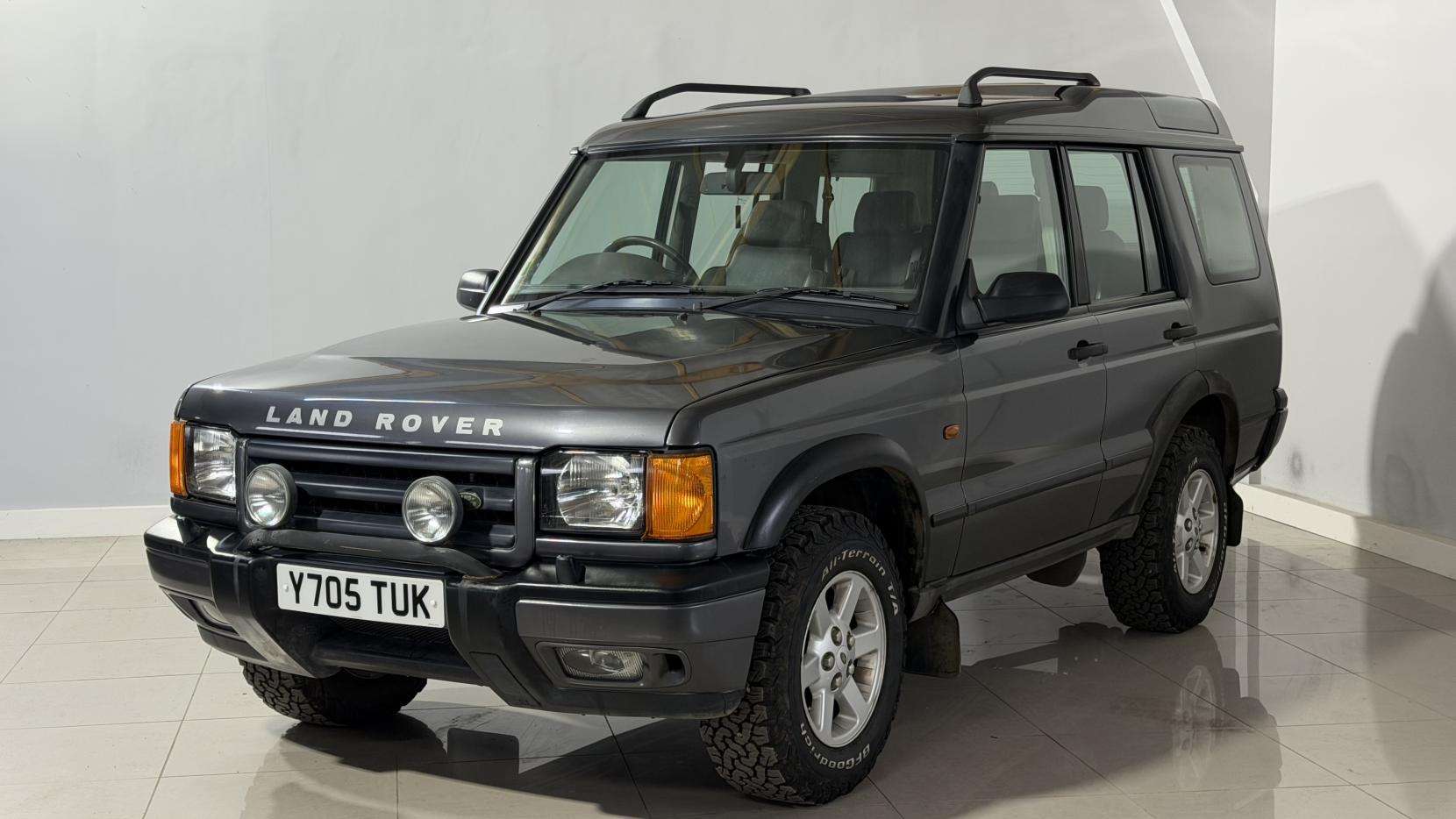 A 2001 LAND ROVER DISCOVERY 4.0i V8 ES Station Wagon 5dr Petrol Manual (5 Seats) (397 g/km, 182 bhp) A 2001 LAND ROVER DISCOVERY 4.0i V8 ES Station Wagon 5dr Petrol Manual (5 Seats) (397 g/km, 182 bhp)