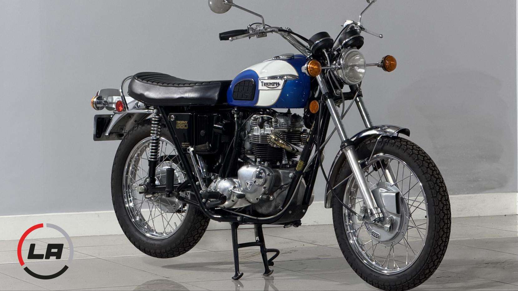 A 2016 TRIUMPH TROPHY TR6C A 2016 TRIUMPH TROPHY TR6C