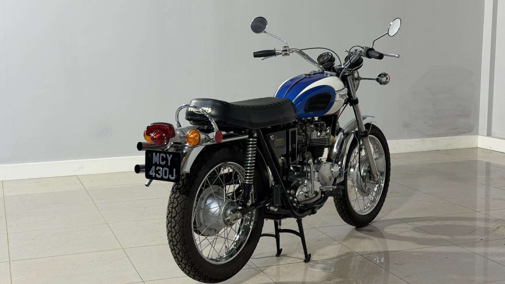A 2016 TRIUMPH TROPHY TR6C A 2016 TRIUMPH TROPHY TR6C