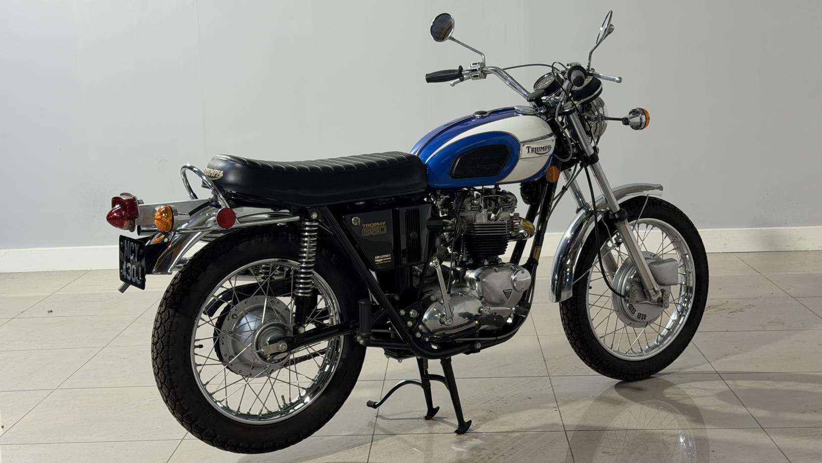 A 2016 TRIUMPH TROPHY TR6C A 2016 TRIUMPH TROPHY TR6C