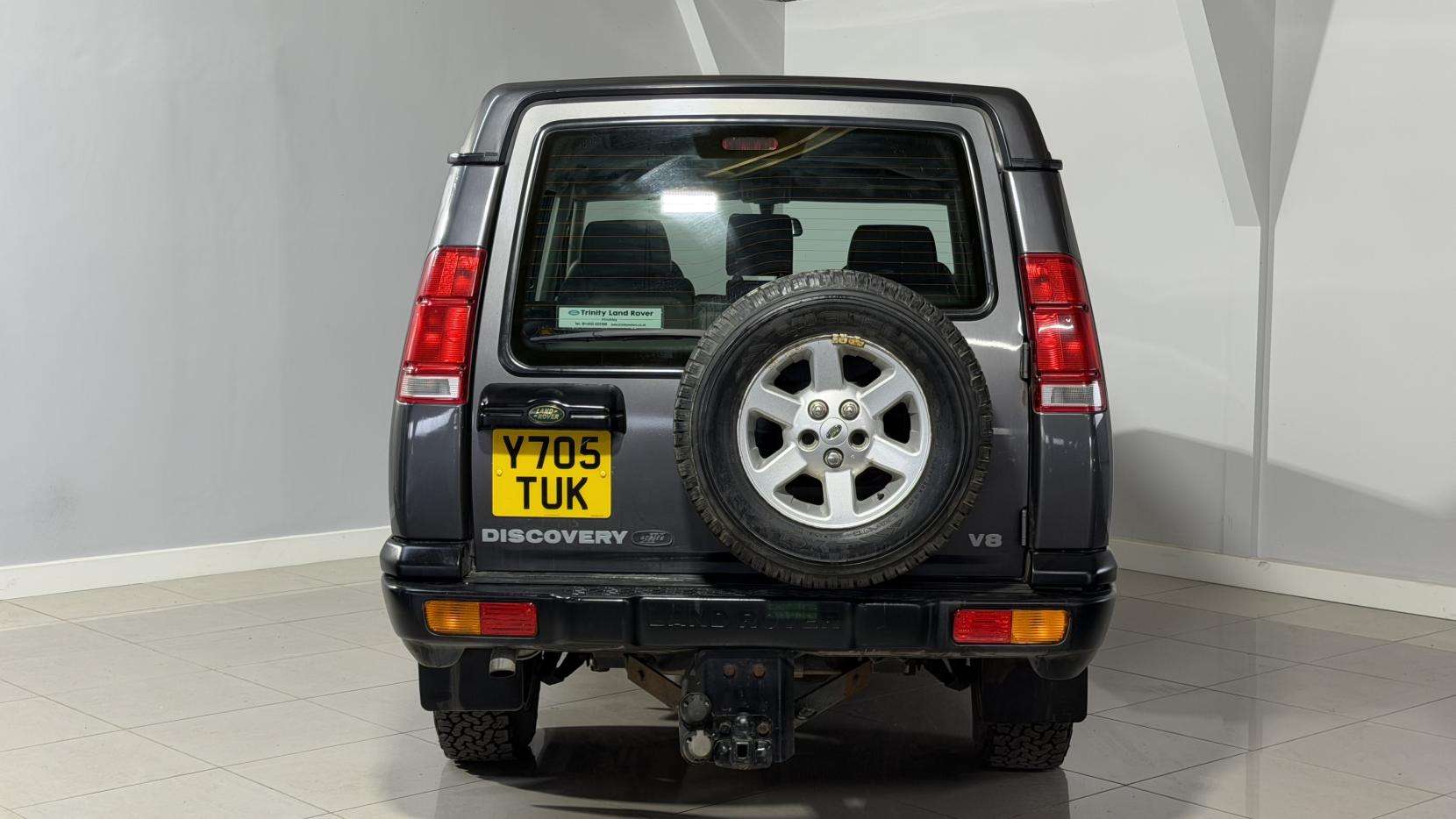 A 2001 LAND ROVER DISCOVERY 4.0i V8 ES Station Wagon 5dr Petrol Manual (5 Seats) (397 g/km, 182 bhp) A 2001 LAND ROVER DISCOVERY 4.0i V8 ES Station Wagon 5dr Petrol Manual (5 Seats) (397 g/km, 182 bhp)