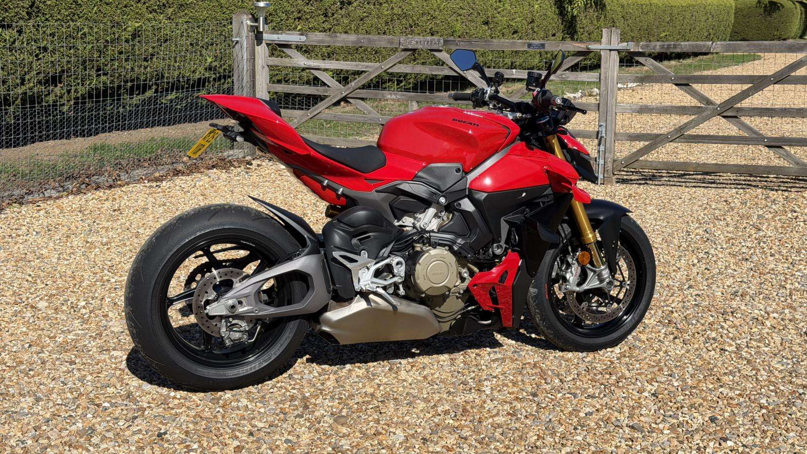A 2025 DUCATI STREETFIGHTER V4S 1103 Naked Petrol Ducati Quick Shift Euro 5 (214 ps) A 2025 DUCATI STREETFIGHTER V4S 1103 Naked Petrol Ducati Quick Shift Euro 5 (214 ps)