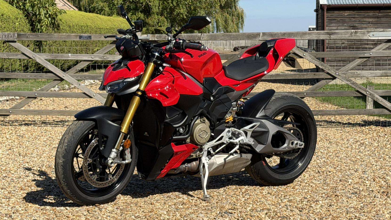 A 2025 DUCATI STREETFIGHTER V4S 1103 Naked Petrol Ducati Quick Shift Euro 5 (214 ps) A 2025 DUCATI STREETFIGHTER V4S 1103 Naked Petrol Ducati Quick Shift Euro 5 (214 ps)
