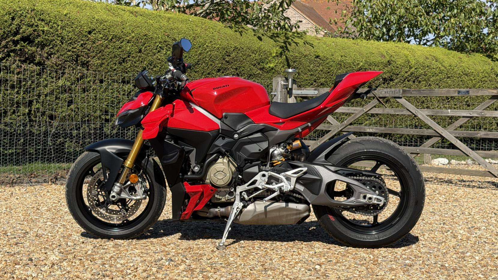 A 2025 DUCATI STREETFIGHTER V4S 1103 Naked Petrol Ducati Quick Shift Euro 5 (214 ps) A 2025 DUCATI STREETFIGHTER V4S 1103 Naked Petrol Ducati Quick Shift Euro 5 (214 ps)