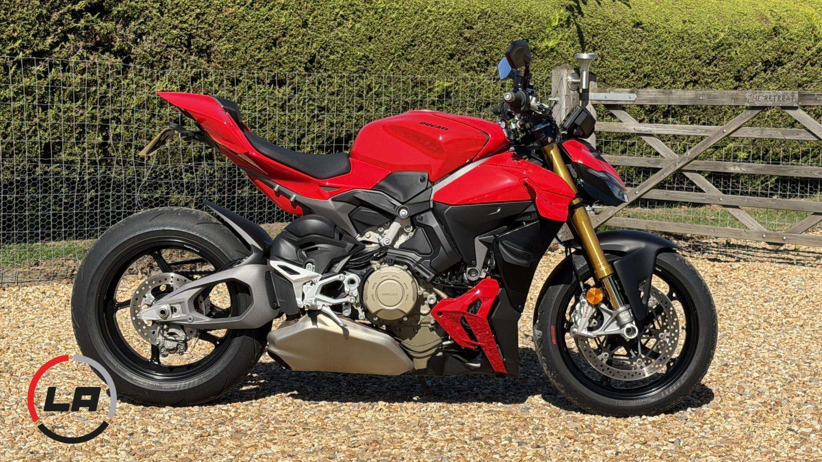 A 2025 DUCATI STREETFIGHTER V4S 1103 Naked Petrol Ducati Quick Shift Euro 5 (214 ps) A 2025 DUCATI STREETFIGHTER V4S 1103 Naked Petrol Ducati Quick Shift Euro 5 (214 ps)