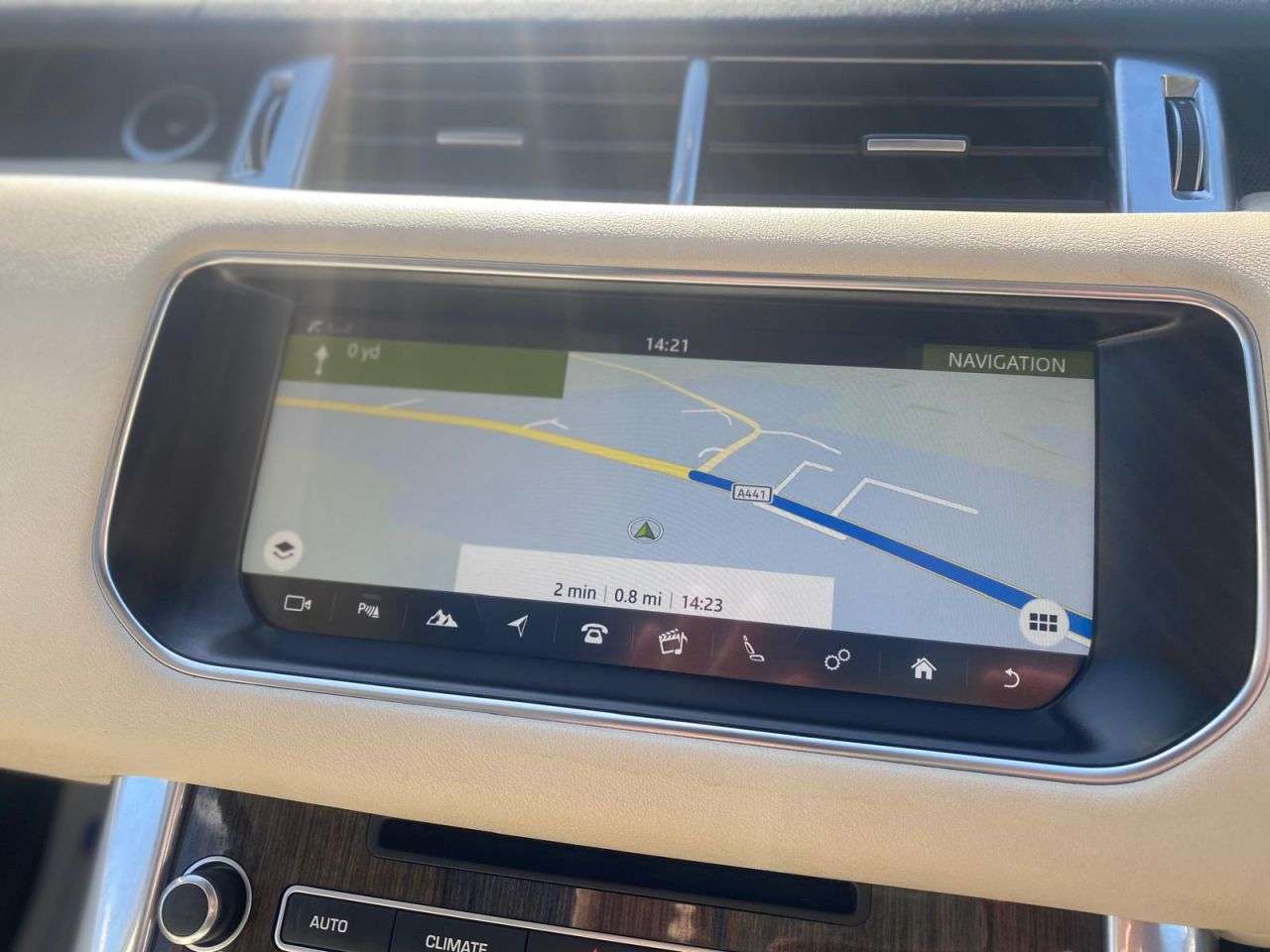 A 2017 LAND ROVER RANGE ROVER SPORT 2.0 SD4 HSE SUV 5dr Diesel Auto 4WD Euro 6 (s/s) (240 ps) A 2017 LAND ROVER RANGE ROVER SPORT 2.0 SD4 HSE SUV 5dr Diesel Auto 4WD Euro 6 (s/s) (240 ps)