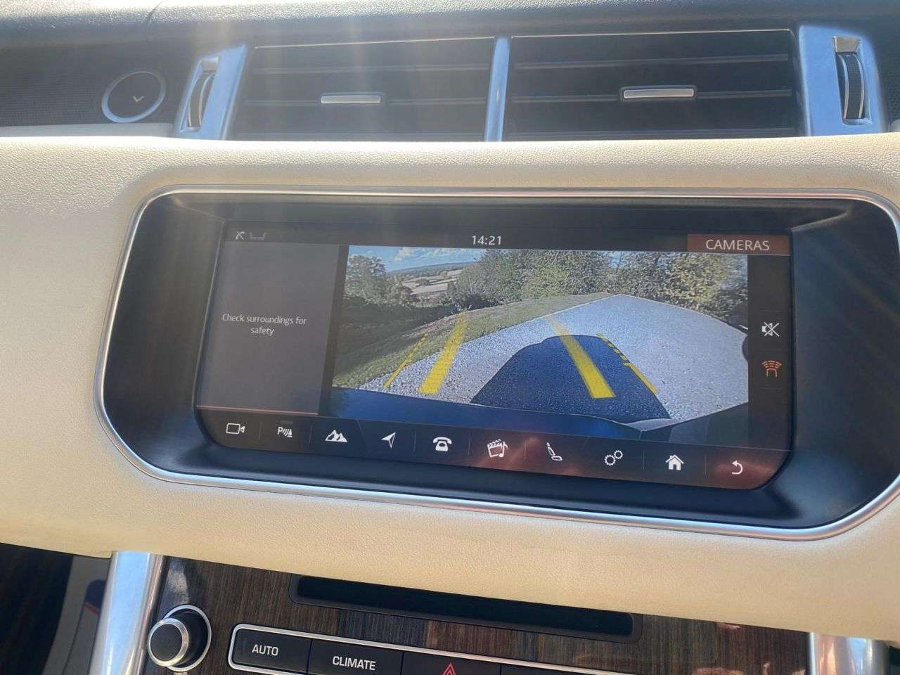 A 2017 LAND ROVER RANGE ROVER SPORT 2.0 SD4 HSE SUV 5dr Diesel Auto 4WD Euro 6 (s/s) (240 ps) A 2017 LAND ROVER RANGE ROVER SPORT 2.0 SD4 HSE SUV 5dr Diesel Auto 4WD Euro 6 (s/s) (240 ps)