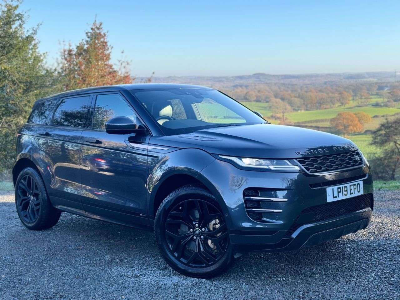 A 2019 LAND ROVER RANGE ROVER EVOQUE 2.0 D240 R-Dynamic HSE SUV 5dr Diesel Auto 4WD Euro 6 (s/s) (240 ps) A 2019 LAND ROVER RANGE ROVER EVOQUE 2.0 D240 R-Dynamic HSE SUV 5dr Diesel Auto 4WD Euro 6 (s/s) (240 ps)