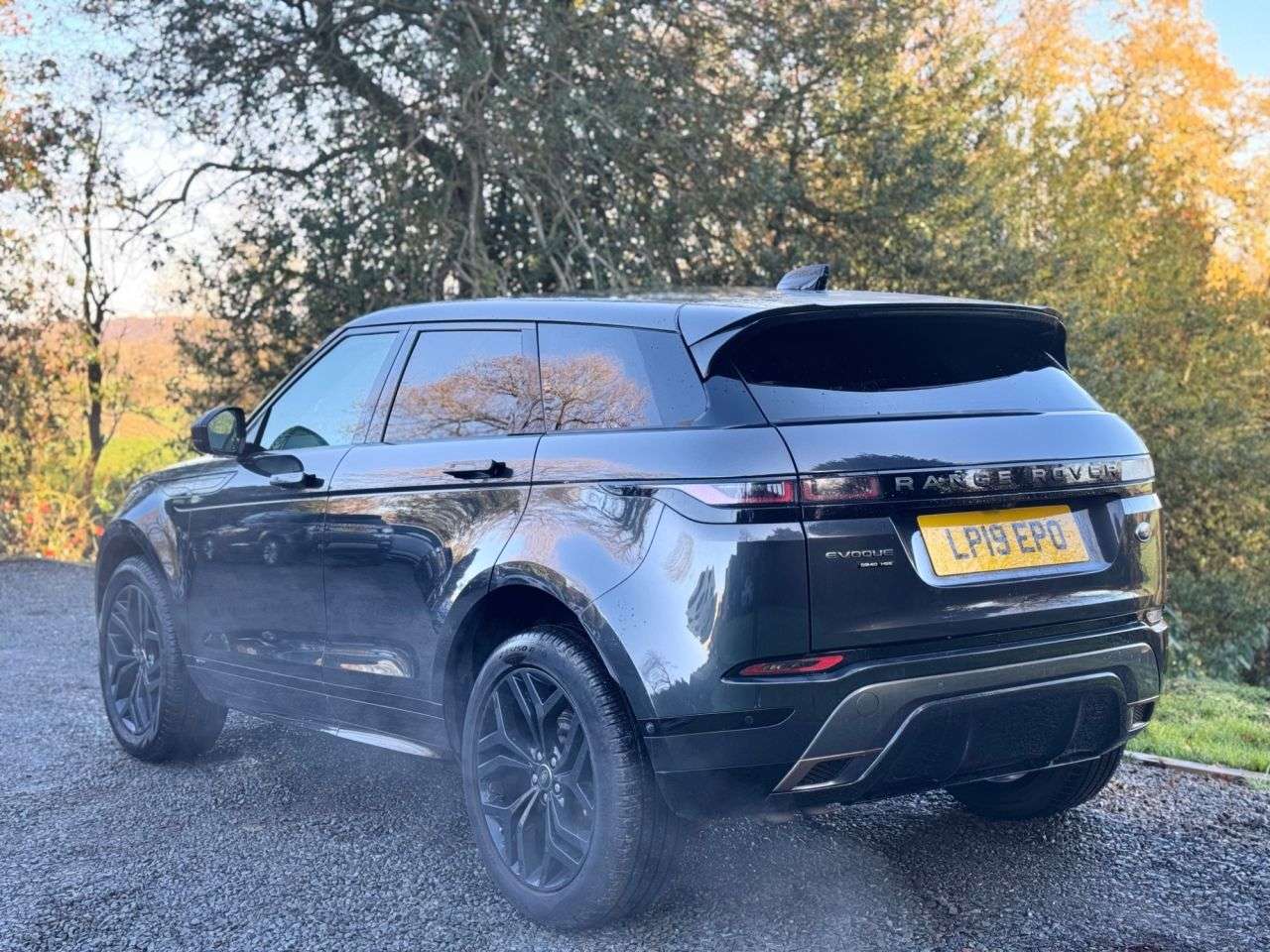 A 2019 LAND ROVER RANGE ROVER EVOQUE 2.0 D240 R-Dynamic HSE SUV 5dr Diesel Auto 4WD Euro 6 (s/s) (240 ps) A 2019 LAND ROVER RANGE ROVER EVOQUE 2.0 D240 R-Dynamic HSE SUV 5dr Diesel Auto 4WD Euro 6 (s/s) (240 ps)