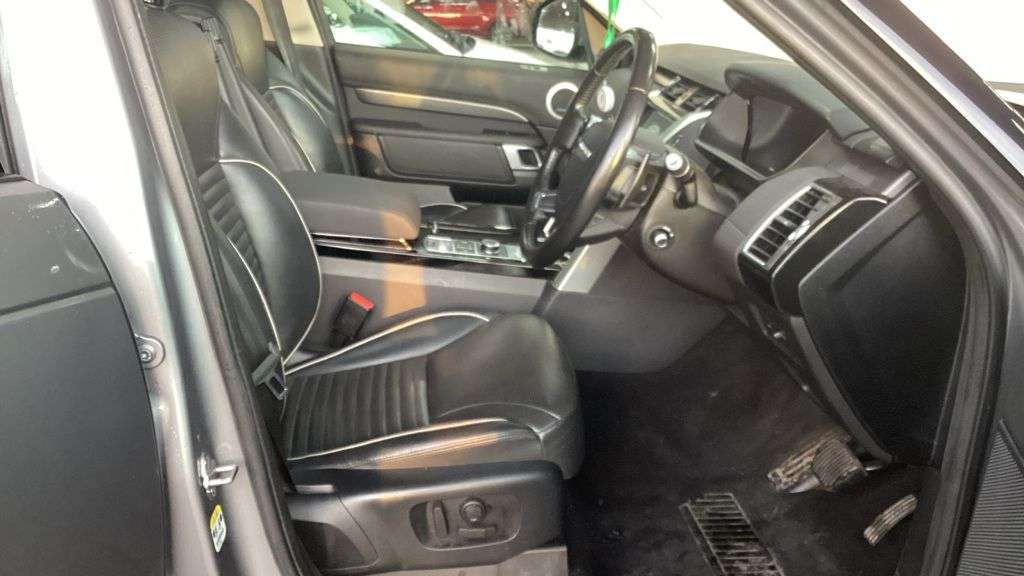 A 2019 LAND ROVER DISCOVERY 3.0 SD V6 HSE SUV 5dr Diesel Auto 4WD Euro 6 (s/s) (306 ps) A 2019 LAND ROVER DISCOVERY 3.0 SD V6 HSE SUV 5dr Diesel Auto 4WD Euro 6 (s/s) (306 ps)