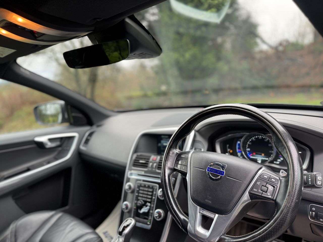 A 2015 VOLVO XC60 2.4 D4 R-Design Lux Nav SUV 5dr Diesel Geartronic AWD Euro 5 (181 ps) A 2015 VOLVO XC60 2.4 D4 R-Design Lux Nav SUV 5dr Diesel Geartronic AWD Euro 5 (181 ps)