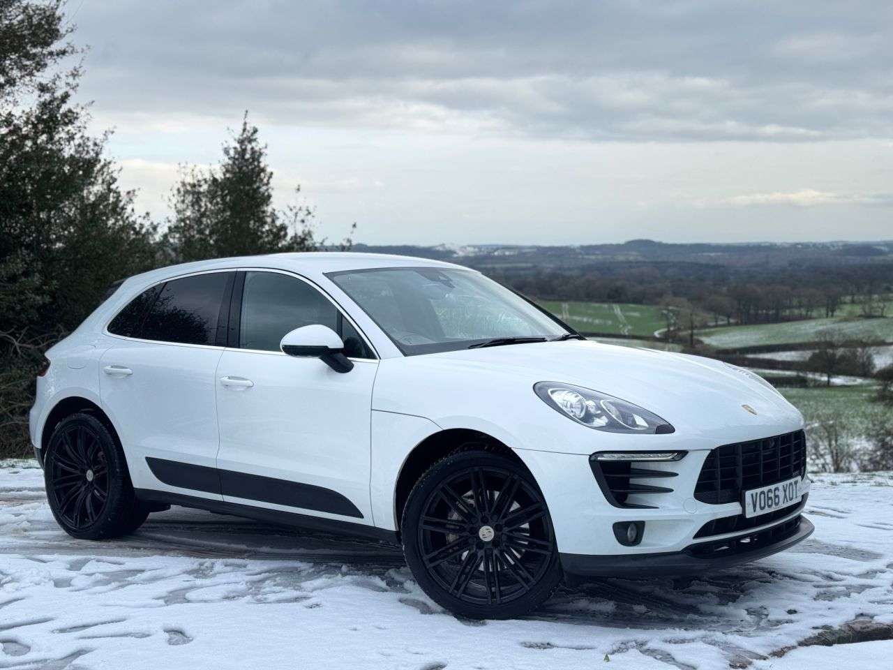 A 2016 PORSCHE MACAN 3.0 TD V6 S SUV 5dr Diesel PDK 4WD Euro 6 (s/s) (258 ps) A 2016 PORSCHE MACAN 3.0 TD V6 S SUV 5dr Diesel PDK 4WD Euro 6 (s/s) (258 ps)