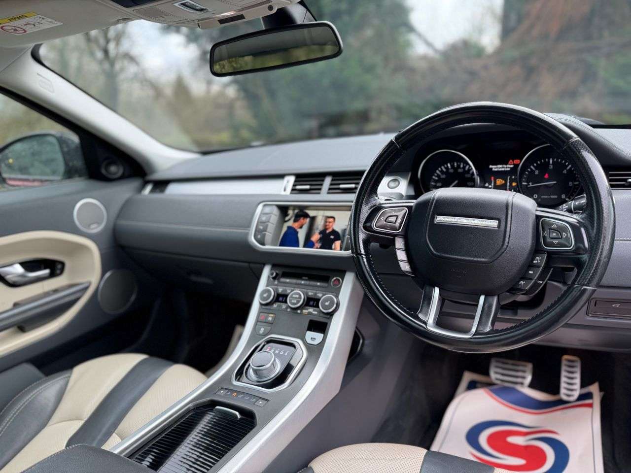 A 2015 LAND ROVER RANGE ROVER EVOQUE 2.2 SD4 Dynamic Coupe 3dr Diesel Auto 4WD Euro 5 (s/s) (190 ps) A 2015 LAND ROVER RANGE ROVER EVOQUE 2.2 SD4 Dynamic Coupe 3dr Diesel Auto 4WD Euro 5 (s/s) (190 ps)