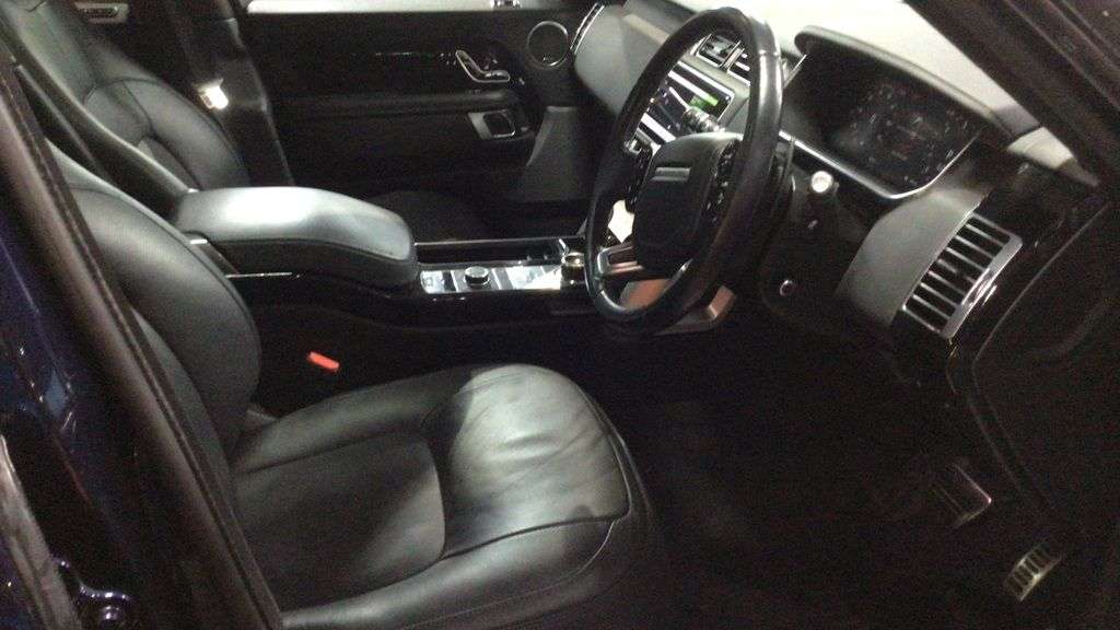 A 2021 LAND ROVER RANGE ROVER 3.0 D300 MHEV Westminster Black SUV 5dr Diesel Auto 4WD Euro 6 (s/s) (300 p A 2021 LAND ROVER RANGE ROVER 3.0 D300 MHEV Westminster Black SUV 5dr Diesel Auto 4WD Euro 6 (s/s) (300 p