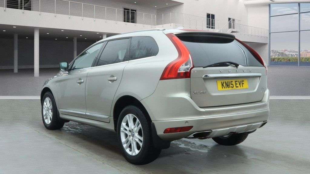 A 2015 VOLVO XC60 2.4 D5 SE Lux Nav SUV 5dr Diesel Geartronic AWD Euro 5 (215 ps) A 2015 VOLVO XC60 2.4 D5 SE Lux Nav SUV 5dr Diesel Geartronic AWD Euro 5 (215 ps)