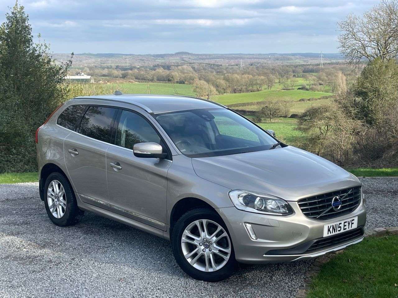 A 2015 VOLVO XC60 2.4 D5 SE Lux Nav SUV 5dr Diesel Geartronic AWD Euro 5 (215 ps) A 2015 VOLVO XC60 2.4 D5 SE Lux Nav SUV 5dr Diesel Geartronic AWD Euro 5 (215 ps)