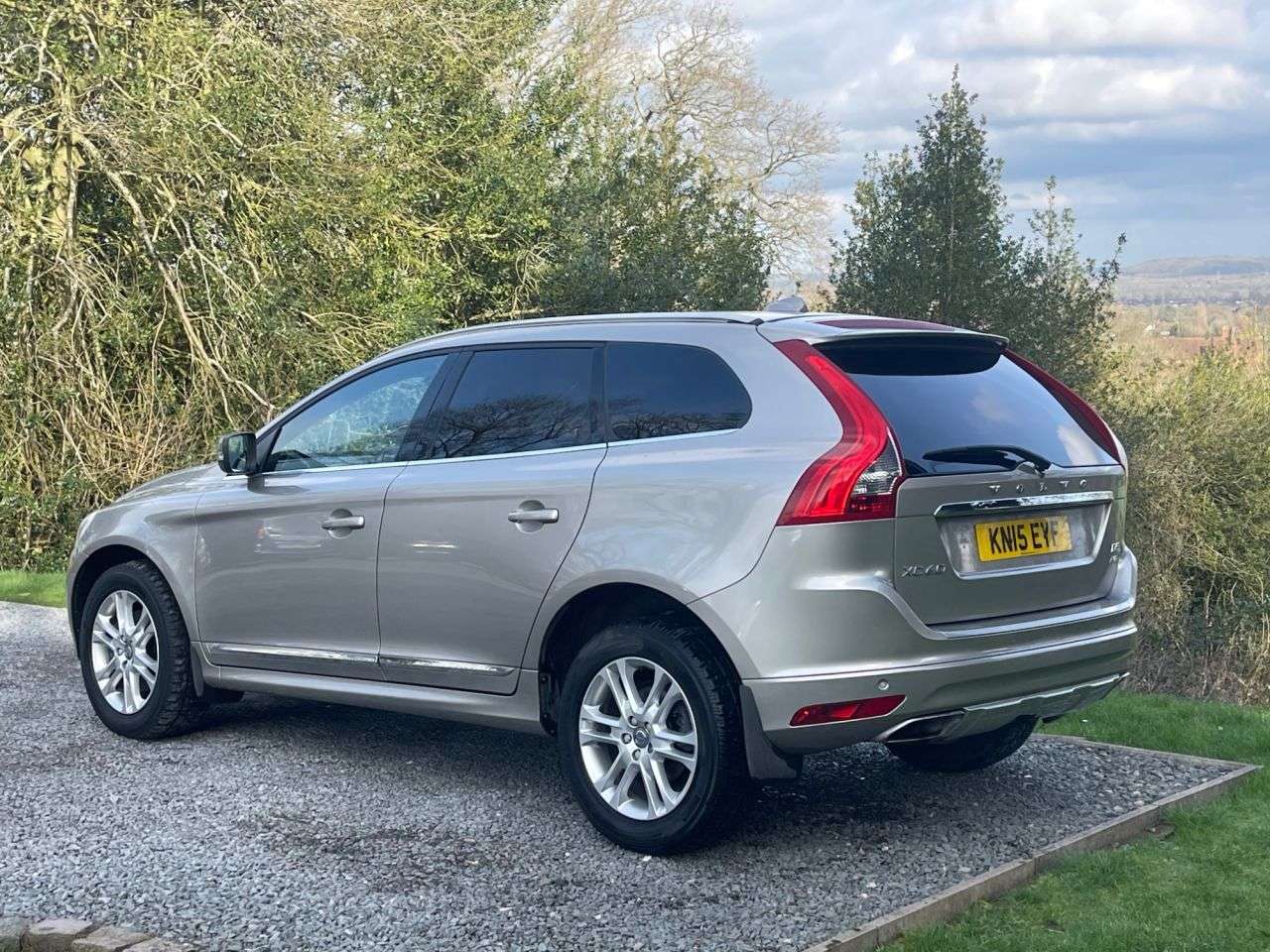 A 2015 VOLVO XC60 2.4 D5 SE Lux Nav SUV 5dr Diesel Geartronic AWD Euro 5 (215 ps) A 2015 VOLVO XC60 2.4 D5 SE Lux Nav SUV 5dr Diesel Geartronic AWD Euro 5 (215 ps)