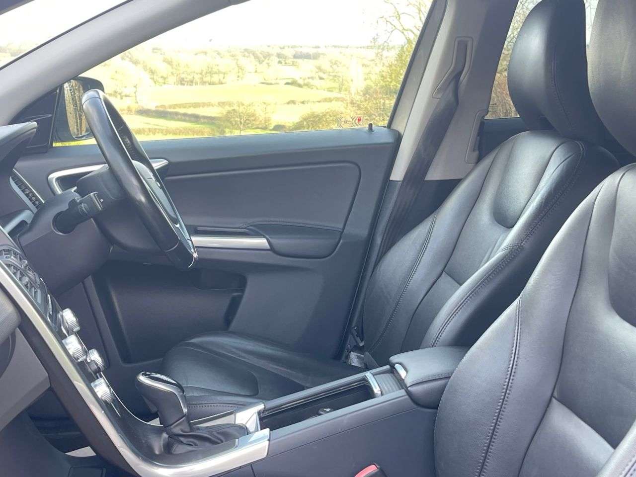 A 2015 VOLVO XC60 2.4 D5 SE Lux Nav SUV 5dr Diesel Geartronic AWD Euro 5 (215 ps) A 2015 VOLVO XC60 2.4 D5 SE Lux Nav SUV 5dr Diesel Geartronic AWD Euro 5 (215 ps)