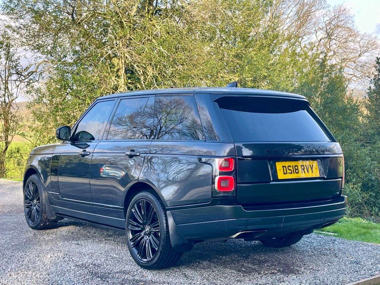 A 2018 LAND ROVER RANGE ROVER 4.4 SD V8 Vogue SE SUV 5dr Diesel Auto 4WD Euro 6 (s/s) (339 ps) A 2018 LAND ROVER RANGE ROVER 4.4 SD V8 Vogue SE SUV 5dr Diesel Auto 4WD Euro 6 (s/s) (339 ps)