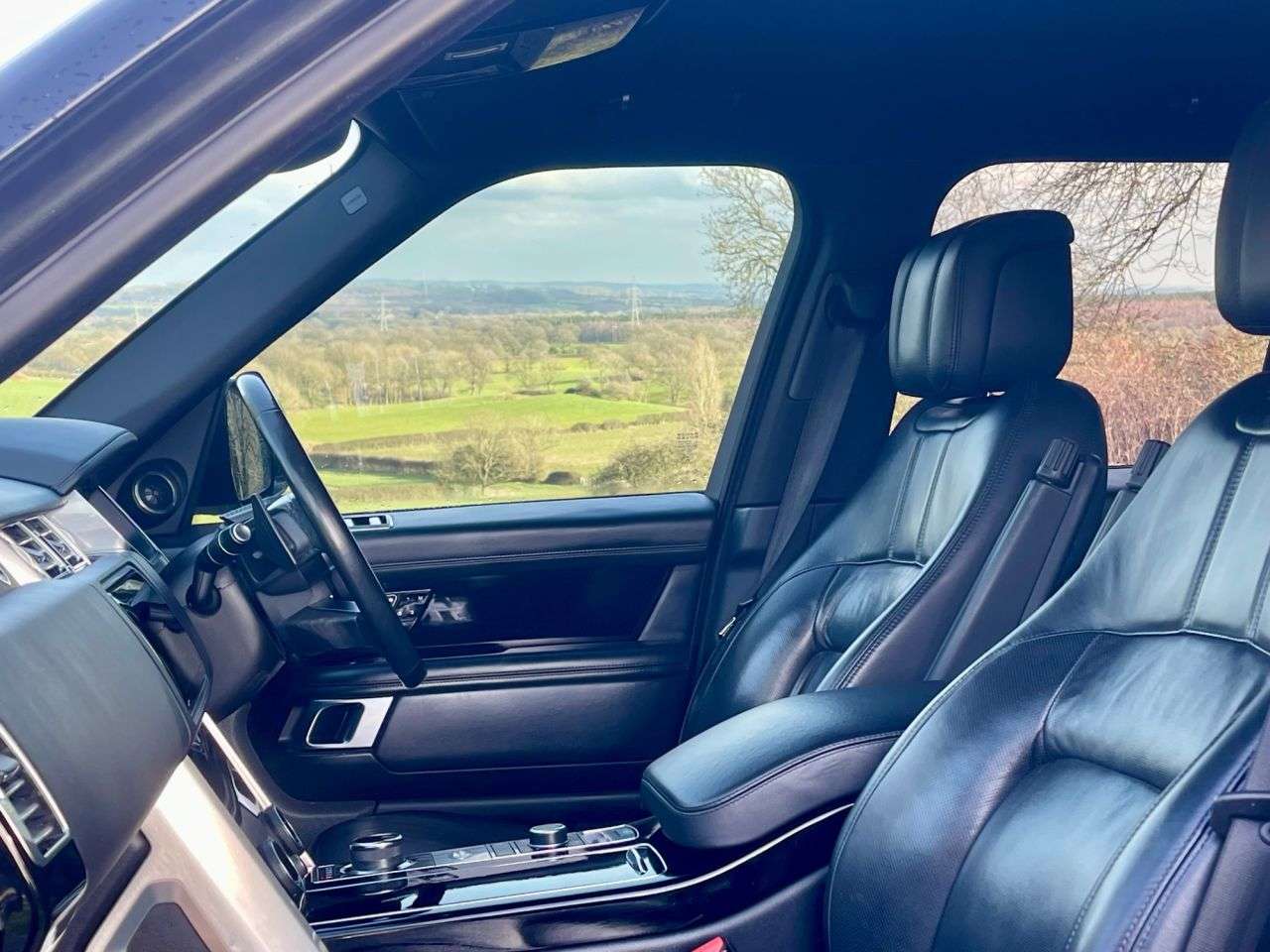 A 2018 LAND ROVER RANGE ROVER 4.4 SD V8 Vogue SE SUV 5dr Diesel Auto 4WD Euro 6 (s/s) (339 ps) A 2018 LAND ROVER RANGE ROVER 4.4 SD V8 Vogue SE SUV 5dr Diesel Auto 4WD Euro 6 (s/s) (339 ps)