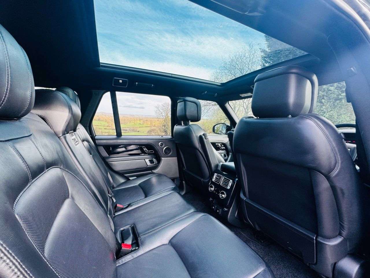 A 2018 LAND ROVER RANGE ROVER 4.4 SD V8 Vogue SE SUV 5dr Diesel Auto 4WD Euro 6 (s/s) (339 ps) A 2018 LAND ROVER RANGE ROVER 4.4 SD V8 Vogue SE SUV 5dr Diesel Auto 4WD Euro 6 (s/s) (339 ps)