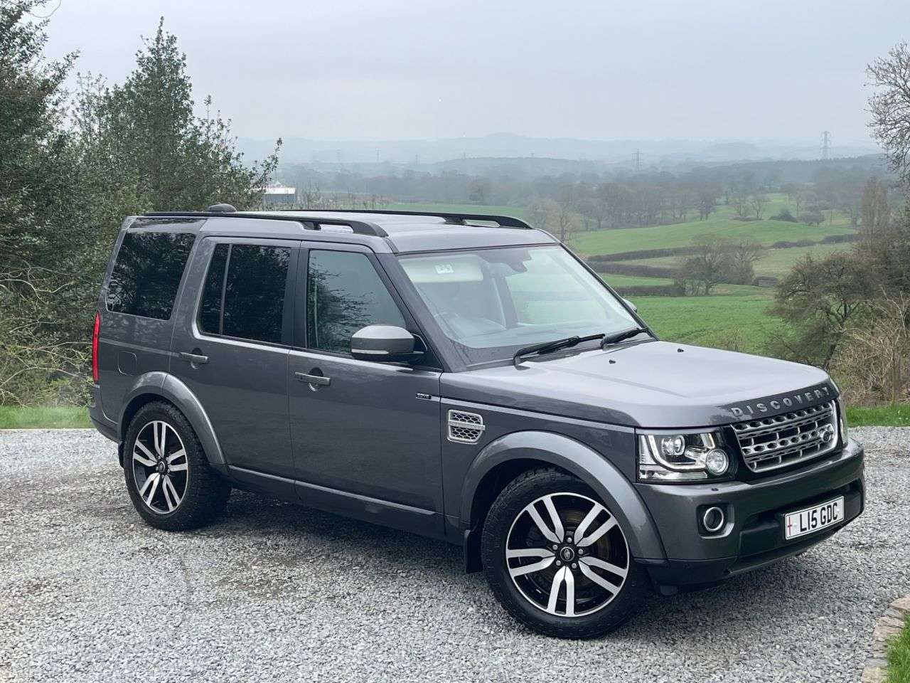A 2018 LAND ROVER DISCOVERY 4 3.0 SD V6 HSE Luxury SUV 5dr Diesel Auto 4WD Euro 6 (s/s) (256 bhp) A 2018 LAND ROVER DISCOVERY 4 3.0 SD V6 HSE Luxury SUV 5dr Diesel Auto 4WD Euro 6 (s/s) (256 bhp)