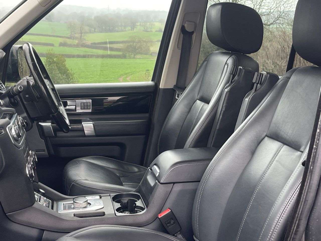 A 2018 LAND ROVER DISCOVERY 4 3.0 SD V6 HSE Luxury SUV 5dr Diesel Auto 4WD Euro 6 (s/s) (256 bhp) A 2018 LAND ROVER DISCOVERY 4 3.0 SD V6 HSE Luxury SUV 5dr Diesel Auto 4WD Euro 6 (s/s) (256 bhp)