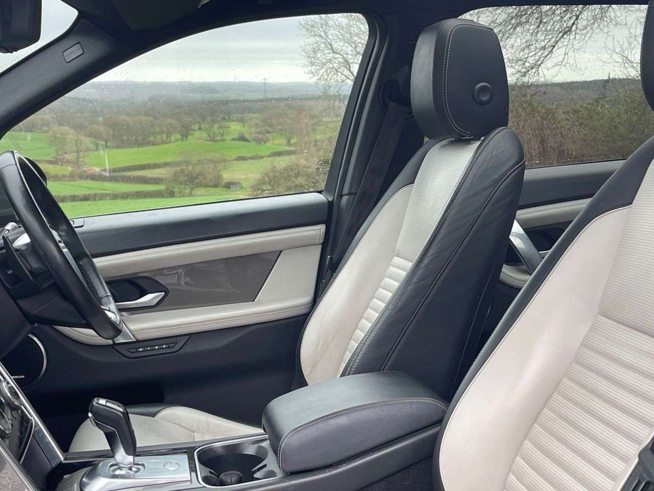 A 2019 LAND ROVER DISCOVERY SPORT 2.0 D180 MHEV R-Dynamic HSE SUV 5dr Diesel Auto 4WD Euro 6 (s/s) (180 ps) A 2019 LAND ROVER DISCOVERY SPORT 2.0 D180 MHEV R-Dynamic HSE SUV 5dr Diesel Auto 4WD Euro 6 (s/s) (180 ps)