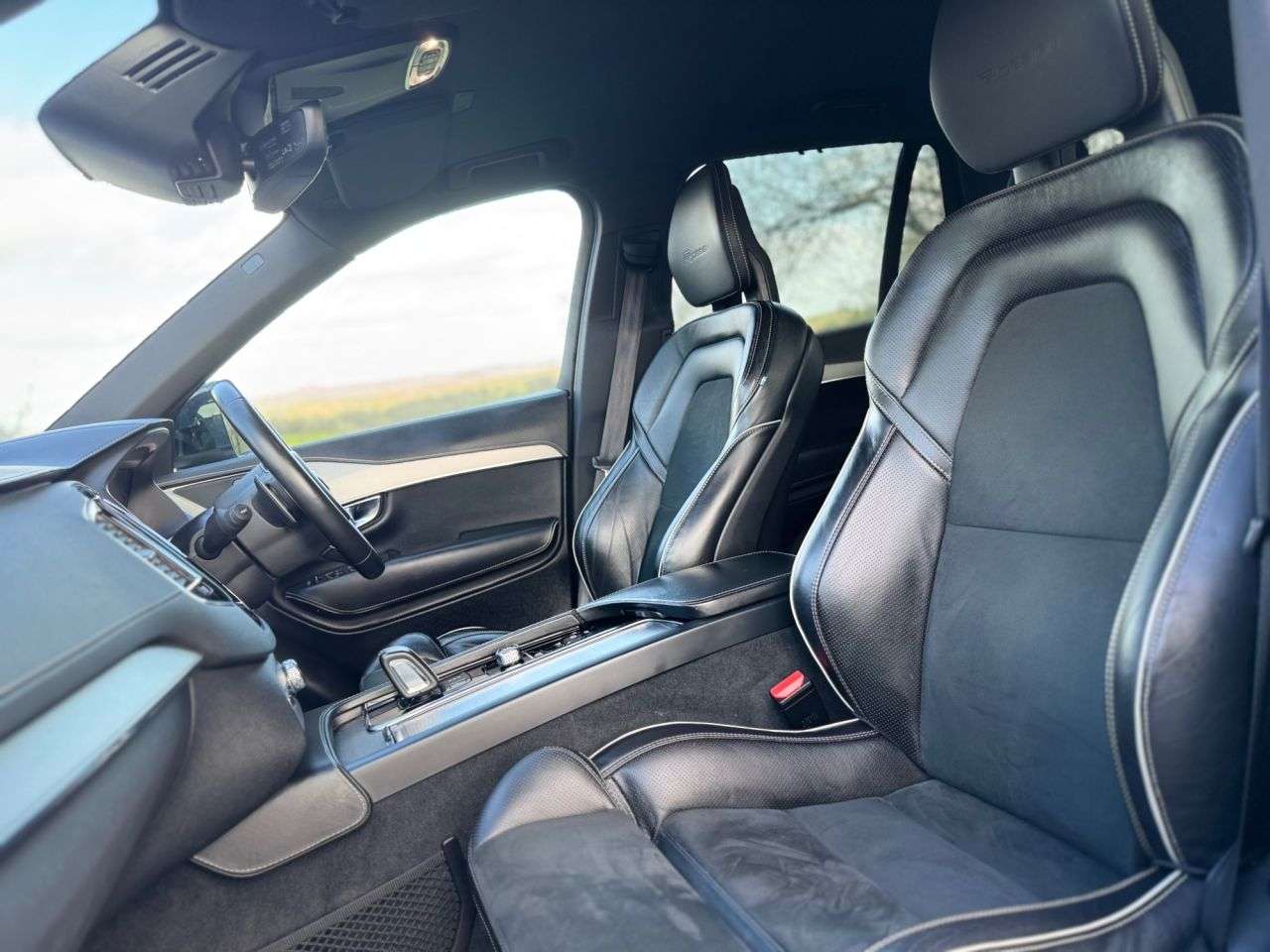 A 2020 VOLVO XC90 2.0 B5 MHEV R-Design SUV 5dr Petrol Hybrid Auto 4WD Euro 6 (s/s) (250 ps) A 2020 VOLVO XC90 2.0 B5 MHEV R-Design SUV 5dr Petrol Hybrid Auto 4WD Euro 6 (s/s) (250 ps)